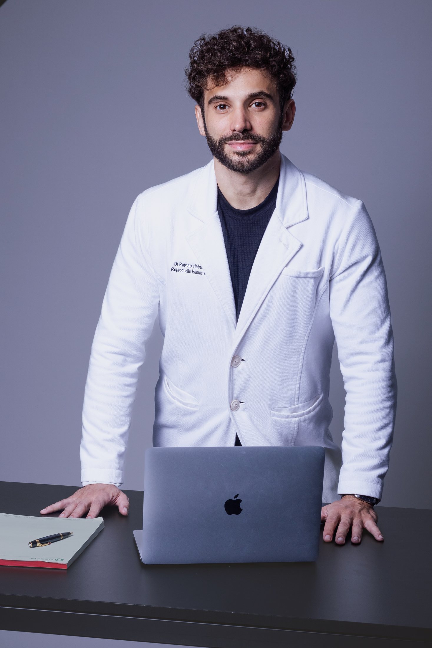 Raphael Haber em retrato profissional no consultório